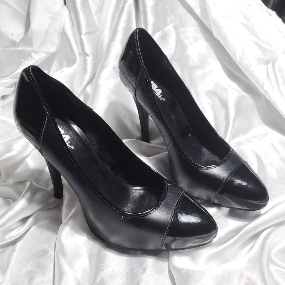 DIBA black patent 2 tone platform high heel
pumps SZ 8.5